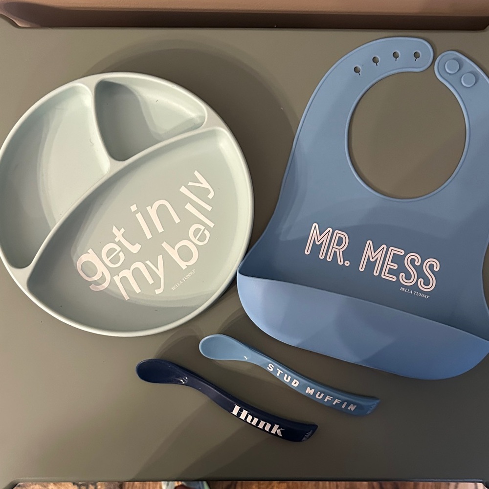 Bella Tunno plate, bib, and spoons